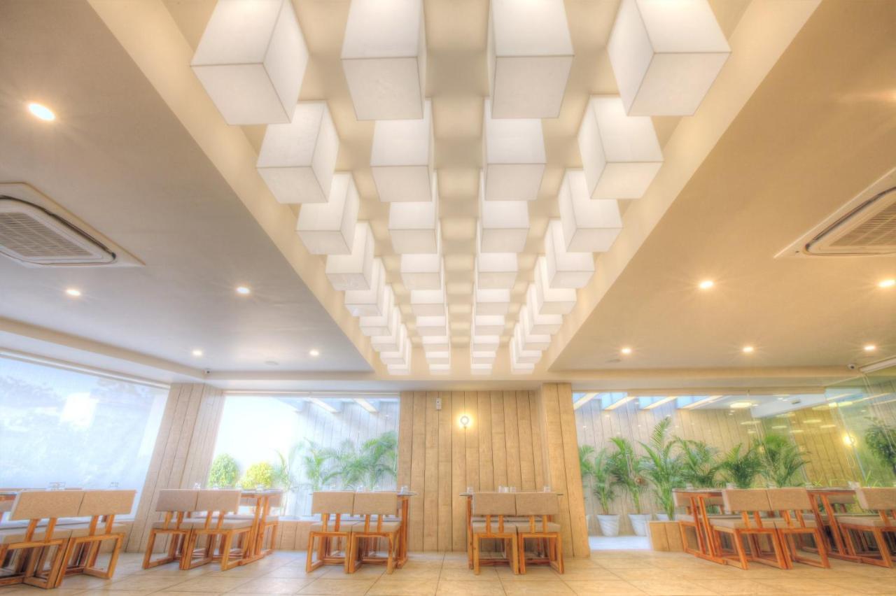Scenaria Hotel Ahmedabad Extérieur photo