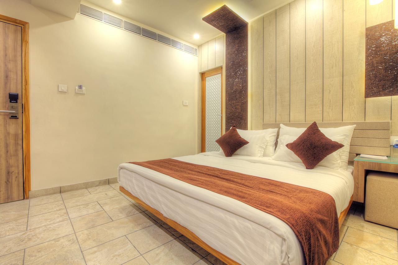 Scenaria Hotel Ahmedabad Extérieur photo