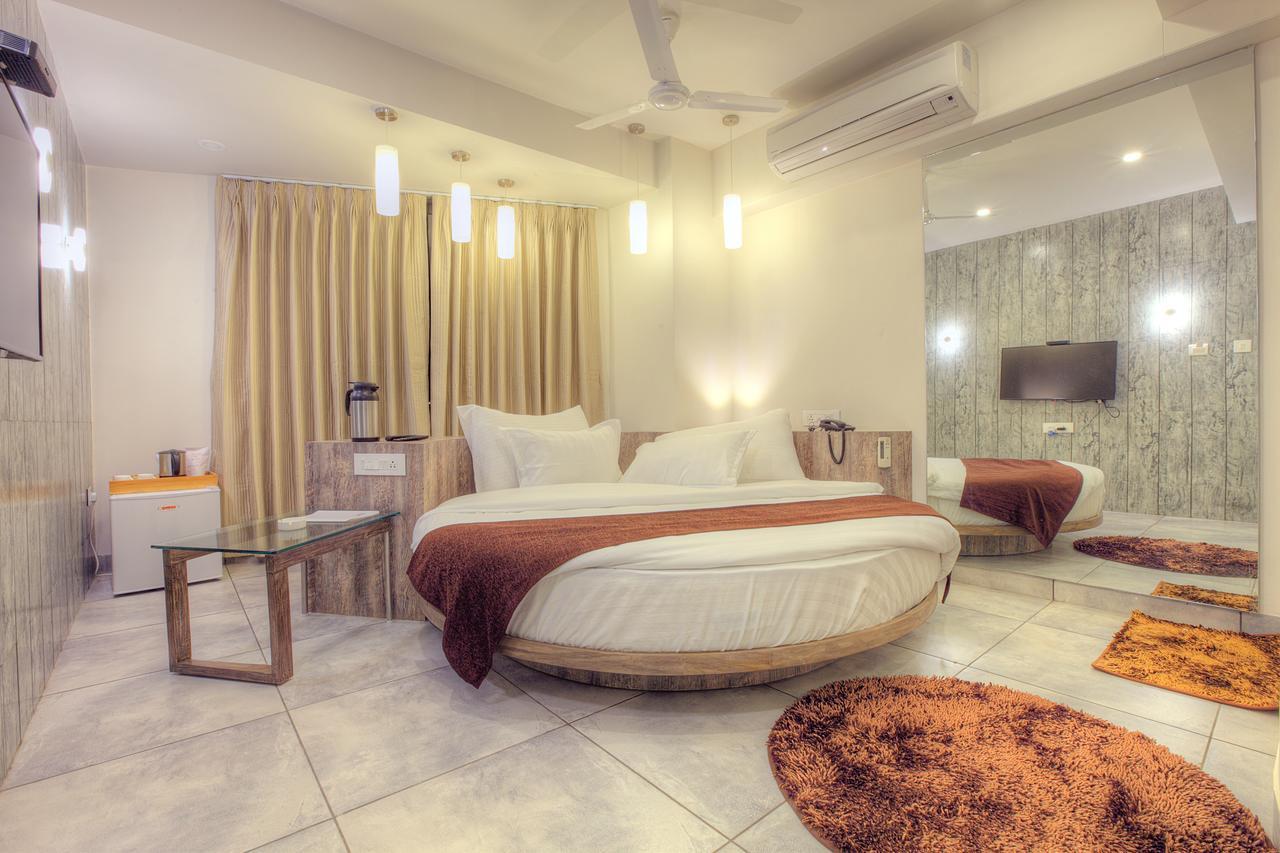 Scenaria Hotel Ahmedabad Extérieur photo