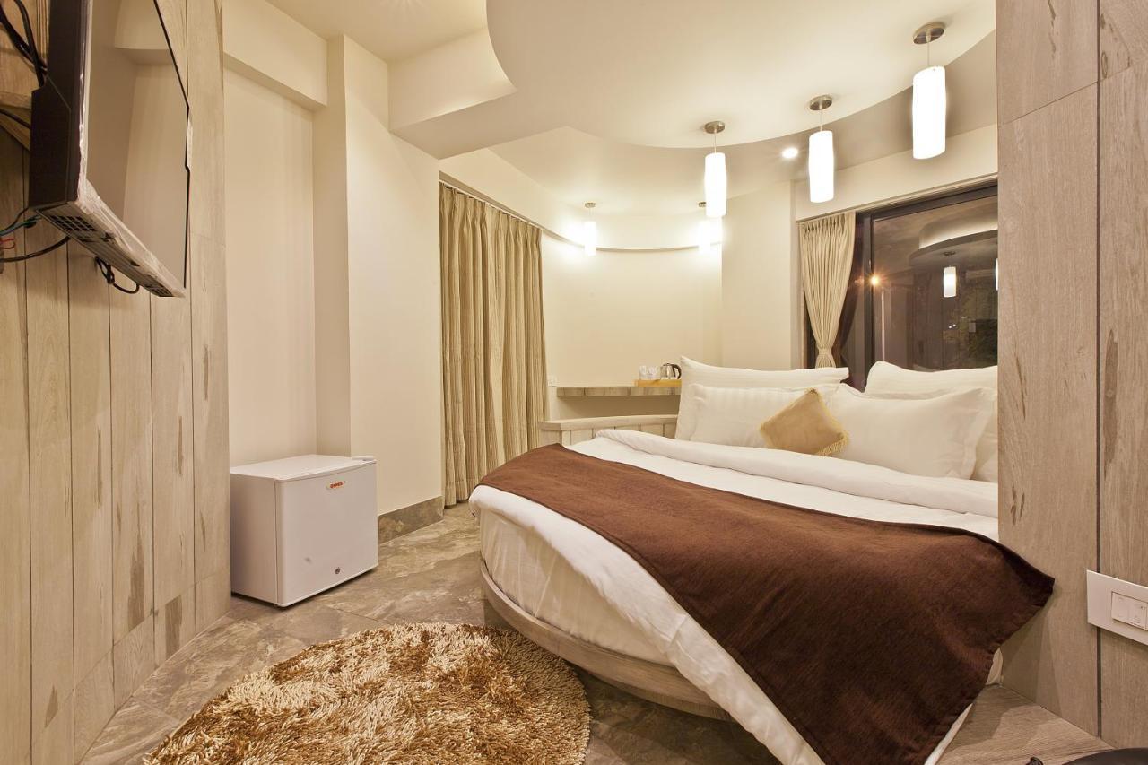 Scenaria Hotel Ahmedabad Extérieur photo