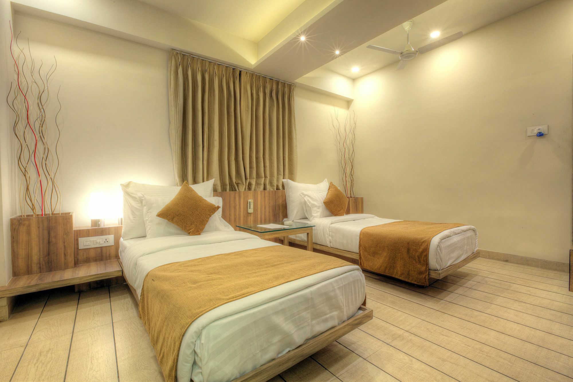 Scenaria Hotel Ahmedabad Extérieur photo